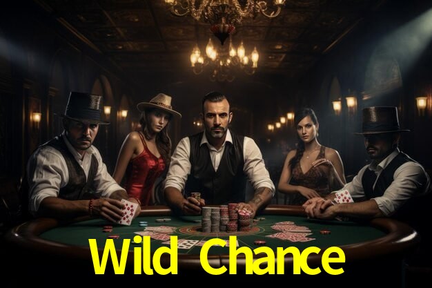 Escena dinámica inspirada en casino con iluminación Wild Chance, cartas, fichas e íconos de juegos digitales en un espacio moderno de juegos.